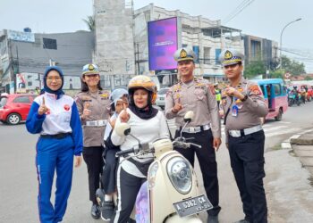 Kampanye #Cari_aman, Honda Banten Bagikan Helm ke Pengendara Motor