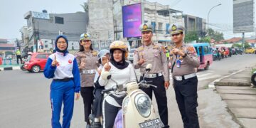 Kampanye #Cari_aman, Honda Banten Bagikan Helm ke Pengendara Motor