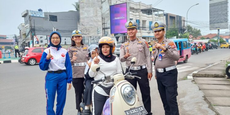 Kampanye #Cari_aman, Honda Banten Bagikan Helm ke Pengendara Motor