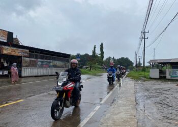 Cara Aman Lewati Genangan Air untuk Pengendara Motor
