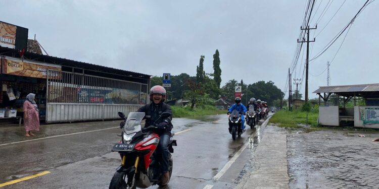 Cara Aman Lewati Genangan Air untuk Pengendara Motor