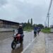 Cara Aman Lewati Genangan Air untuk Pengendara Motor