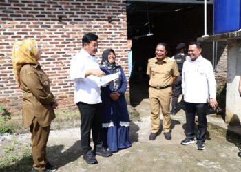 Pj Gubernur Banten Al Muktabar Dampingi Menteri Agraria dan Tata Ruang/BPN Serahkan Sertipikat PTSL ke Rumah Masyarakat