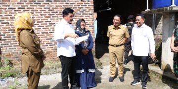 Pj Gubernur Banten Al Muktabar Dampingi Menteri Agraria dan Tata Ruang/BPN Serahkan Sertipikat PTSL ke Rumah Masyarakat