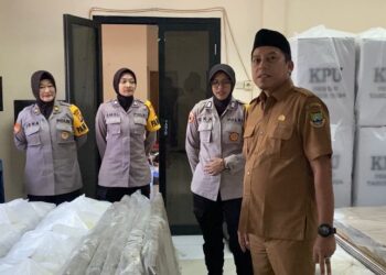 Tak Kalah Tangguh, Srikandi Polres Cilegon Selalu Sigap Amankan Pendistribusian Logistik Pemilu 2024