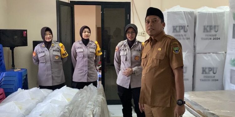 Tak Kalah Tangguh, Srikandi Polres Cilegon Selalu Sigap Amankan Pendistribusian Logistik Pemilu 2024