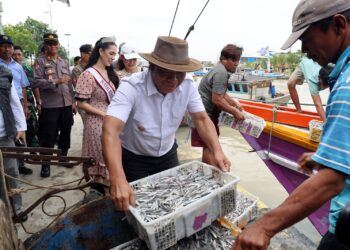 Berdialog Dengan Nelayan, Pj Gubernur Banten Al Muktabar Gaungkan Laut Sehat Indonesia Sejahtera