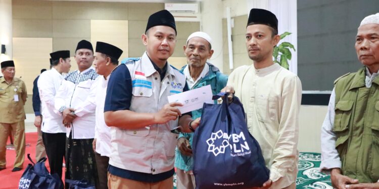 Berkah Ramadan, YBM PLN Berbagi 400 Bingkisan di Banten