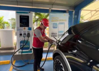 Zimrih salah seorang petugas siaga SPKLU PLN UID Banten yang bersiaga di SPKLU Pelabuhan Merak saat membantu melayani pengisian daya baterai mobil listrik pemudik saat arus balik Lebaran 2024.