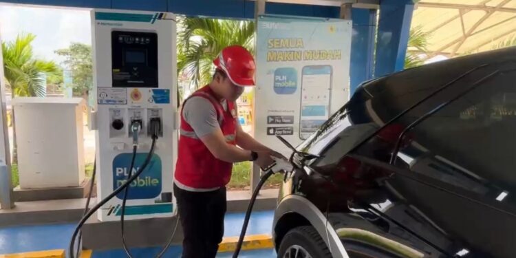 Zimrih salah seorang petugas siaga SPKLU PLN UID Banten yang bersiaga di SPKLU Pelabuhan Merak saat membantu melayani pengisian daya baterai mobil listrik pemudik saat arus balik Lebaran 2024.