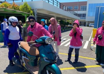 Intip Cara Kartini Zaman Now Belajar Naik Motor yang Aman dan Stylish