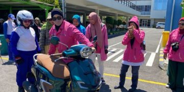 Intip Cara Kartini Zaman Now Belajar Naik Motor yang Aman dan Stylish