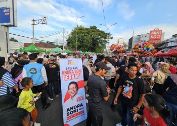 Tiru Prabowo-Gibran, Pasukan Andra Soni Bagi-bagi Susu dan Roti Gratis di CFD