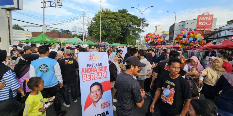 Tiru Prabowo-Gibran, Pasukan Andra Soni Bagi-bagi Susu dan Roti Gratis di CFD