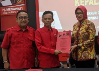 Kenakan Kerudung Merah, Airin Sambangi Kantor DPD PDIP Banten