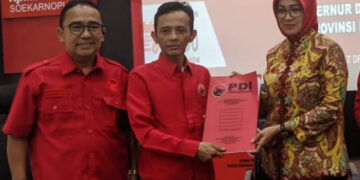 Kenakan Kerudung Merah, Airin Sambangi Kantor DPD PDIP Banten