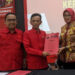 Kenakan Kerudung Merah, Airin Sambangi Kantor DPD PDIP Banten