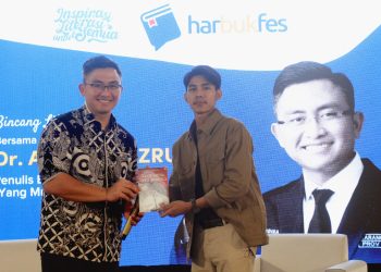 Bedah Buku Karyanya ‘Yang Muda Yang Bekerja’, Andika Hazrumy Resmi Tutup Harbukfest 2024 di Untirta