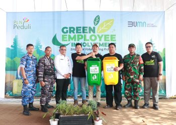 Pegawai PLN Banten dan Relawan Bersih Sampah di Pantai Terang