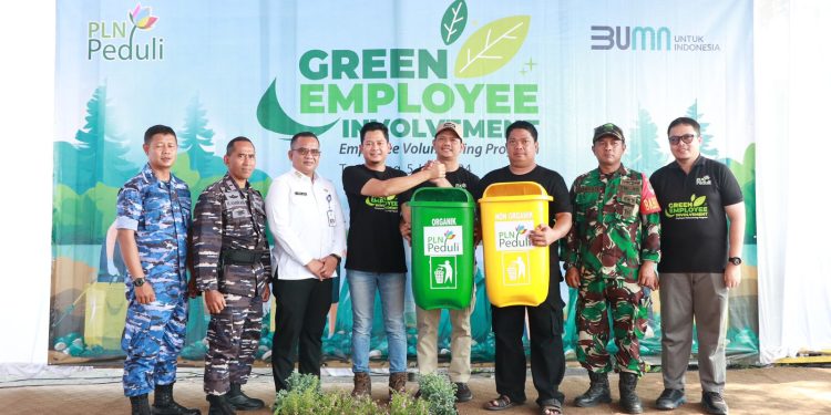Pegawai PLN Banten dan Relawan Bersih Sampah di Pantai Terang
