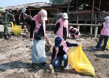 Dukung Kelestarian Lingkungan, Srikandi PLN UID Banten Bersih Sampah di Pantai Terang