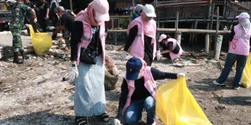 Dukung Kelestarian Lingkungan, Srikandi PLN UID Banten Bersih Sampah di Pantai Terang