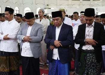 Pj Gubernur Banten Al Muktabar Laksanakan Salat Idul Adha 1445 H dan Potong Hewan Kurban di Masjid Raya Al Bantani