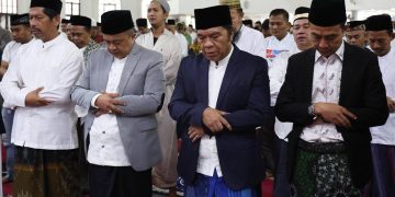 Pj Gubernur Banten Al Muktabar Laksanakan Salat Idul Adha 1445 H dan Potong Hewan Kurban di Masjid Raya Al Bantani