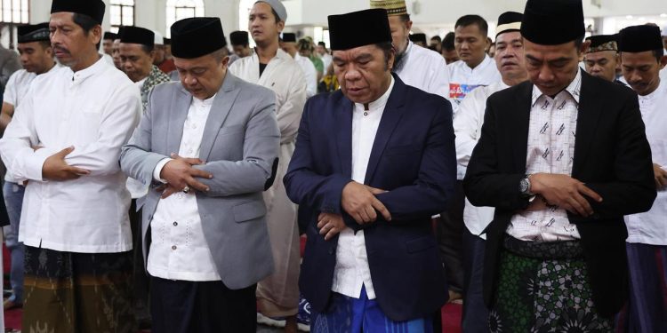 Pj Gubernur Banten Al Muktabar Laksanakan Salat Idul Adha 1445 H dan Potong Hewan Kurban di Masjid Raya Al Bantani