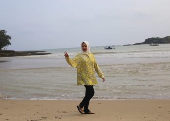 Keindahan Pantai di Kecamatan Bayah Mempesona Airin