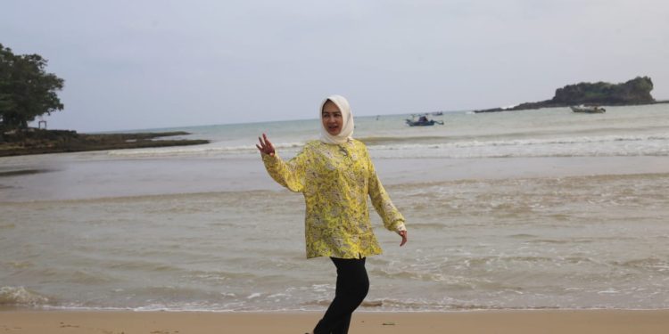 Keindahan Pantai di Kecamatan Bayah Mempesona Airin