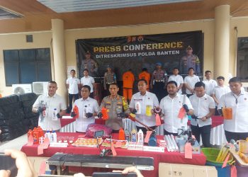 Polda Banten Ringkus Dua Pelaku Produksi Oli Palsu Di Tangerang, Tiga Bulan Keuntungan Capai 5 Miliar