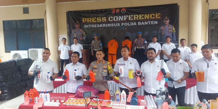 Polda Banten Ringkus Dua Pelaku Produksi Oli Palsu Di Tangerang, Tiga Bulan Keuntungan Capai 5 Miliar