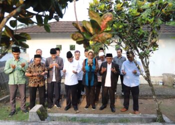 Airin Ziarah ke Pendiri Matla’ul Anwar