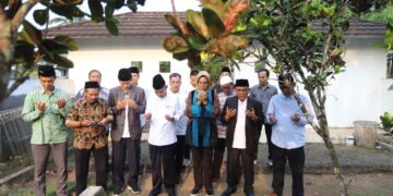 Airin Ziarah ke Pendiri Matla’ul Anwar