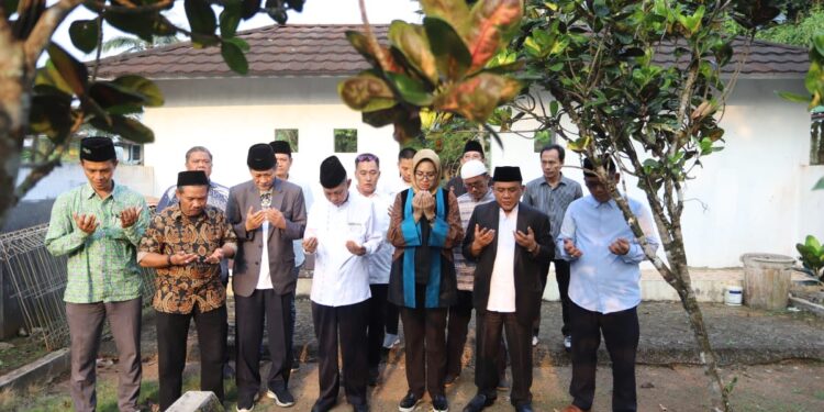 Airin Ziarah ke Pendiri Matla’ul Anwar