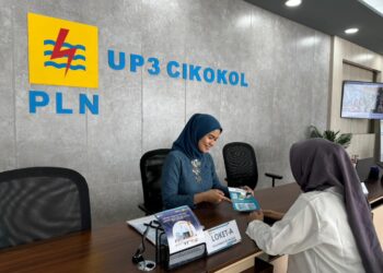 Srikandi PLN UID Banten Layani Pelanggan dengan Berkebaya