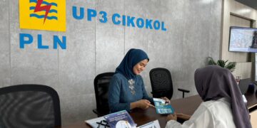 Srikandi PLN UID Banten Layani Pelanggan dengan Berkebaya