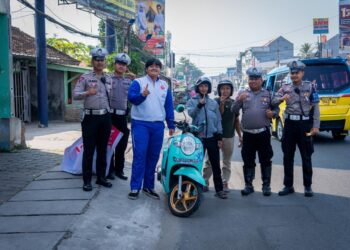 Honda Banten dan Polresta Serang Kota Bagikan Helm untuk Pengendara di Kota Serang