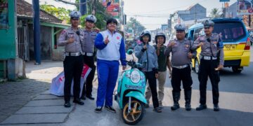 Honda Banten dan Polresta Serang Kota Bagikan Helm untuk Pengendara di Kota Serang