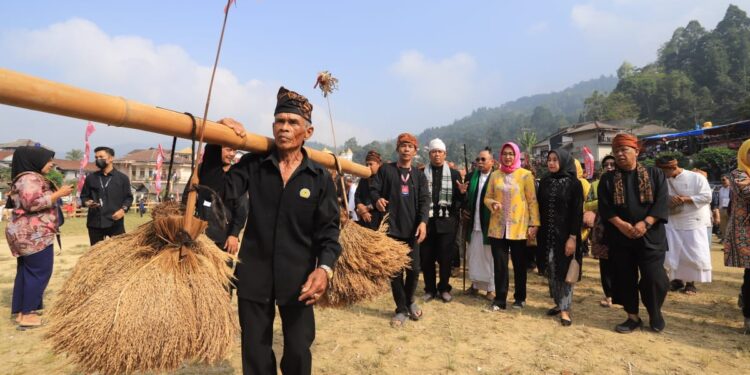 Airin Hadiri Kemeriahan Seren Taun Kasepuhan Cisitu