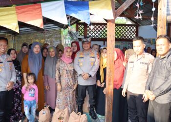 Kapolres Serang Berikan Bansos dan Ngobrol Bareng Emak Emak Komunitas Rumah Momong