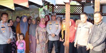 Kapolres Serang Berikan Bansos dan Ngobrol Bareng Emak Emak Komunitas Rumah Momong