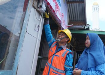 Rayakan HUT RI Ke-79, Donasi Pegawai PLN Nyalakan 7.357 Listrik Gratis bagi Keluarga Kurang Mampu