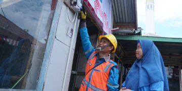 Rayakan HUT RI Ke-79, Donasi Pegawai PLN Nyalakan 7.357 Listrik Gratis bagi Keluarga Kurang Mampu