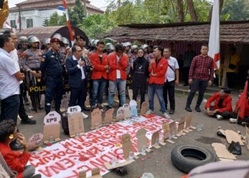 LMND EK Serang Geruduk KPU Banten Tuntut Kasus Hilangnya 20 C Hasil Pemilu 2024