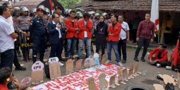 LMND EK Serang Geruduk KPU Banten Tuntut Kasus Hilangnya 20 C Hasil Pemilu 2024