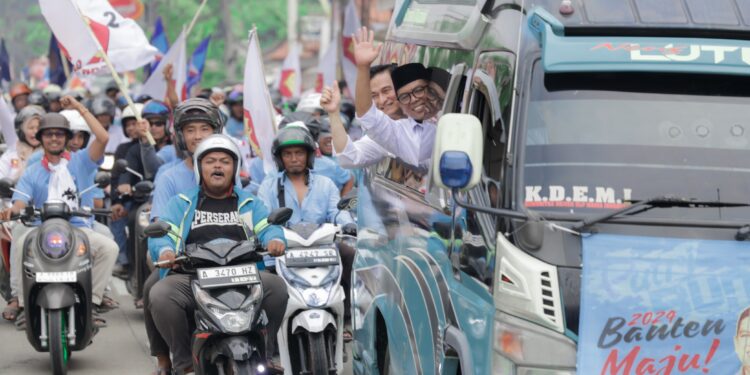 Naik Mobil Elf Angkutan Umum Tujuan Banten Selatan, Andra Soni-Dimyati Daftar ke KPU Banten