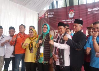 Paslon Perdana! Airin Rachmi Diani-Ade Sumardi Daftar Ke KPU Provinsi Banten