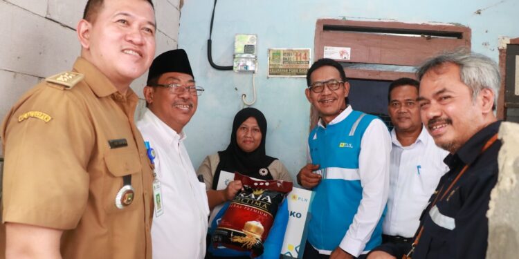 ESDM Bareng PLN Berikan Bantuan Pasang Baru Listrik